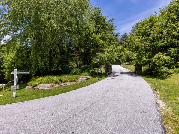 33 Summer Hill Road, Cullowhee, NC 28723