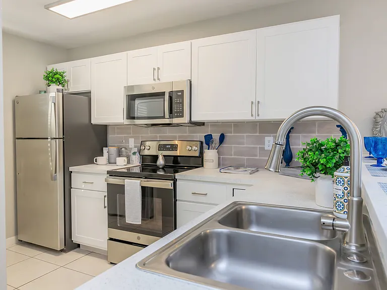 Carmendy Square Apartments — Photo 14