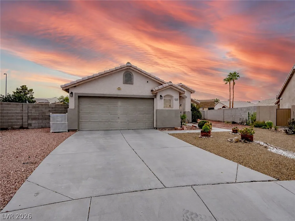 3 bed, 2.0 bath, 1754 sqft, $3,000 — Photo 2