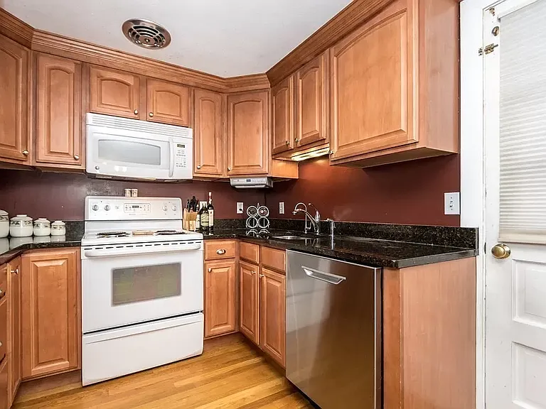 170 Ravenswood Rd — Photo 36