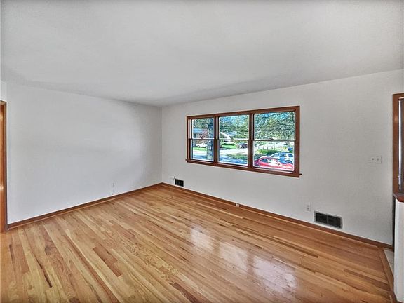 3rd image of 10009 Charlotte St