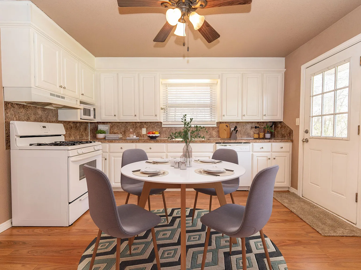 1201 Huntington Way — Photo 4