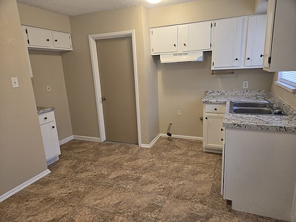 5th image of 221 Kimberly Dr