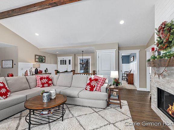 2nd image of 1014 E Bluff Ct