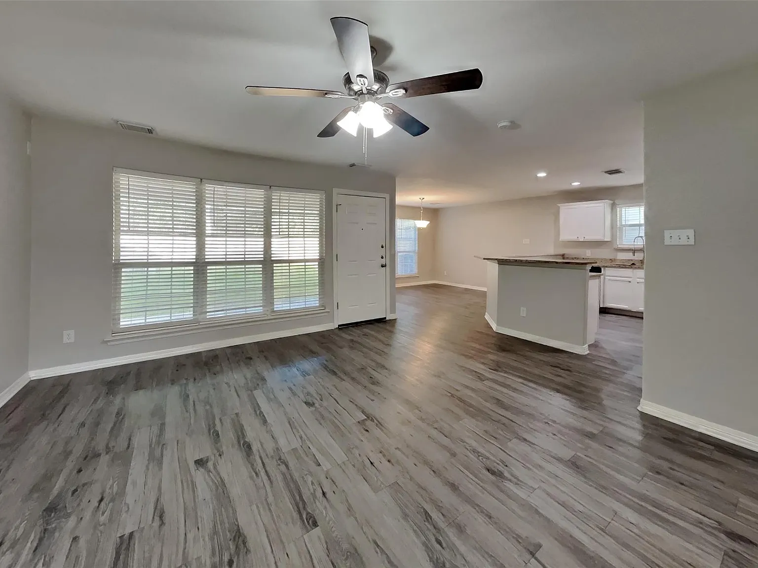 3 bed, 2.5 bath, 1942 sqft, $2,125 — Photo 3
