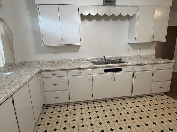 3rd image of 402 W Mercury St #1/2