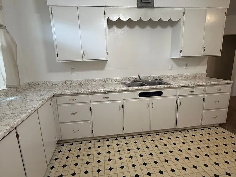 402 W Mercury St — Photo 3