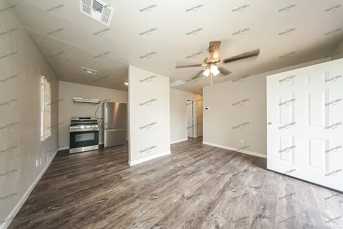 3 bed, 1.0 bath, 800 sqft, $1,045 — Photo 4