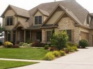 76 Mitchell Cir, Wheaton, IL 60189