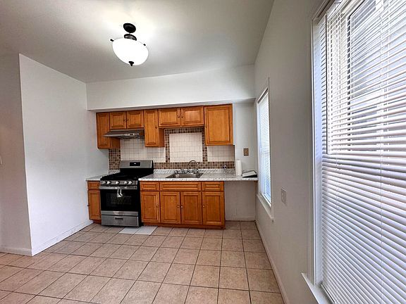 3rd image of 11 Fairmont Pl #1