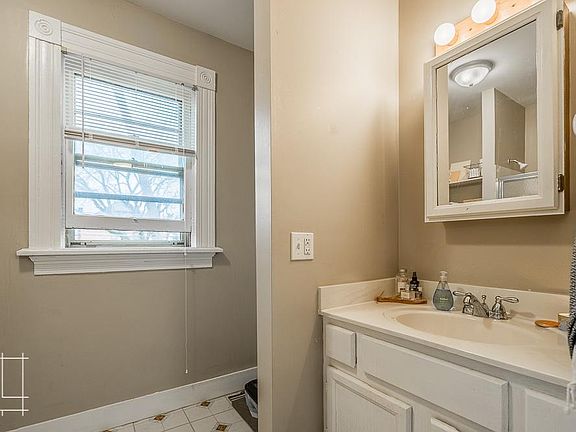 5th image of 206 Wilber Ave #B