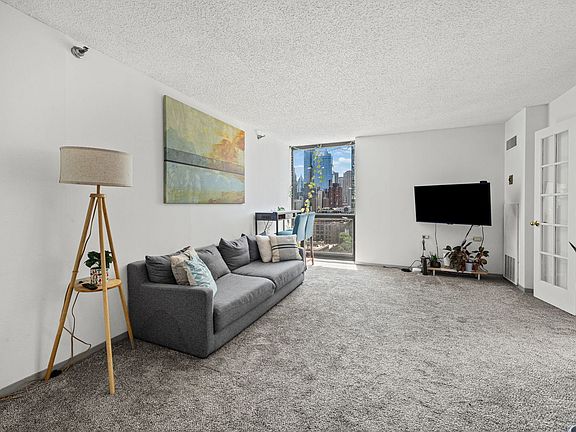 4th image of 1122 N Clark St APT 1609