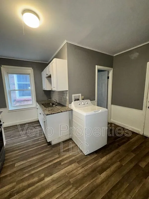 2 bed, 1.0 bath, $1,300 — Photo 4