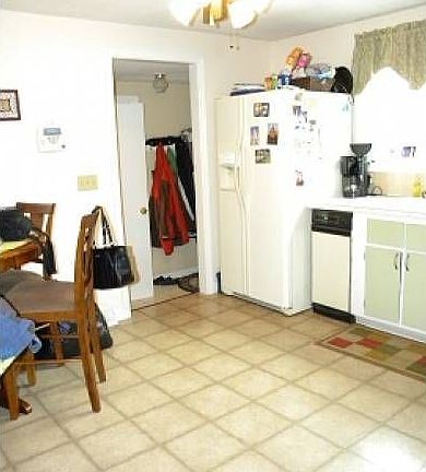 Kitchen has eat in area