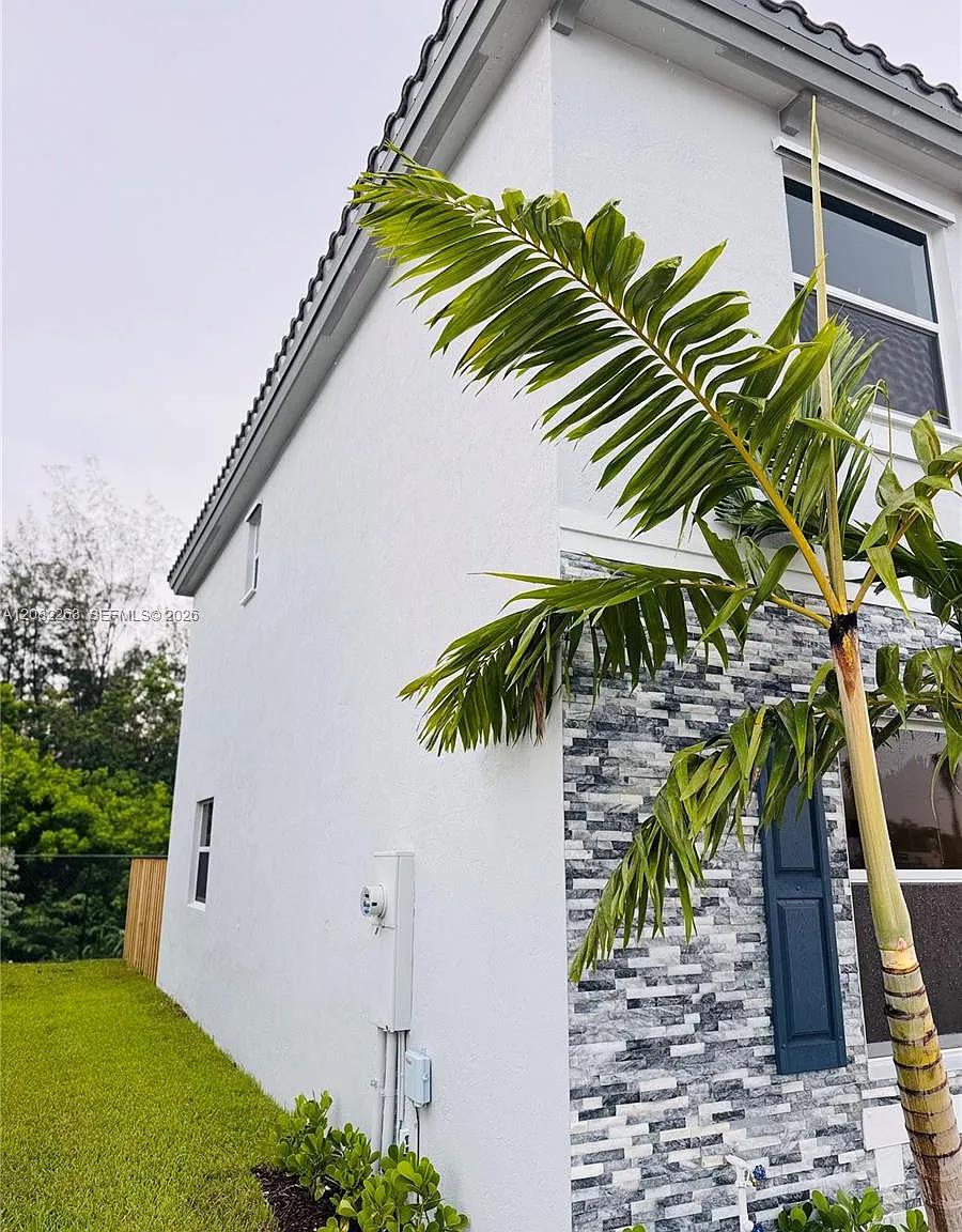 3 bed, 2.5 bath, 1574 sqft, $2,700 — Photo 2