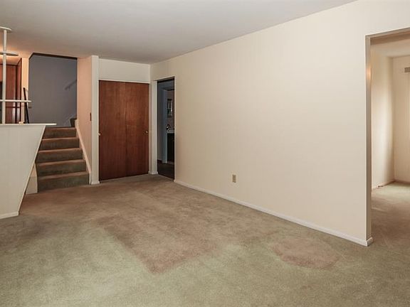 5th image of 941 Patricia Ln