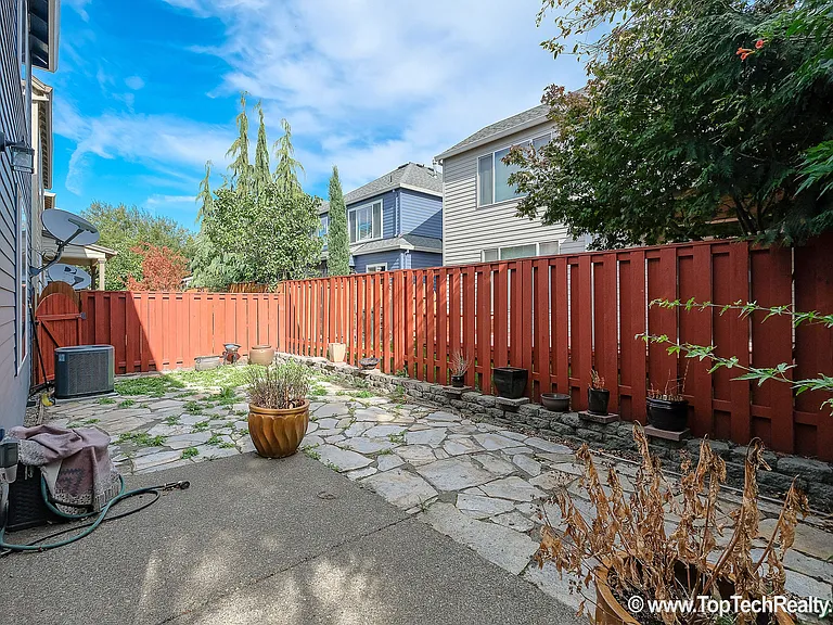 504 NE Caden Ave — Photo 22