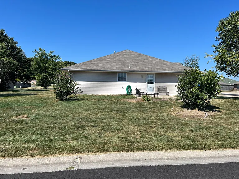 1417 SW Blue Branch Dr — Photo 2