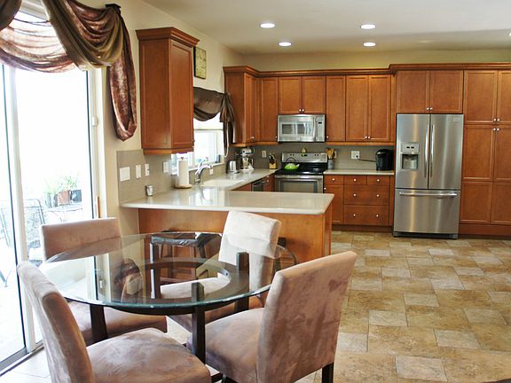 Kitchen & Eat-In Area