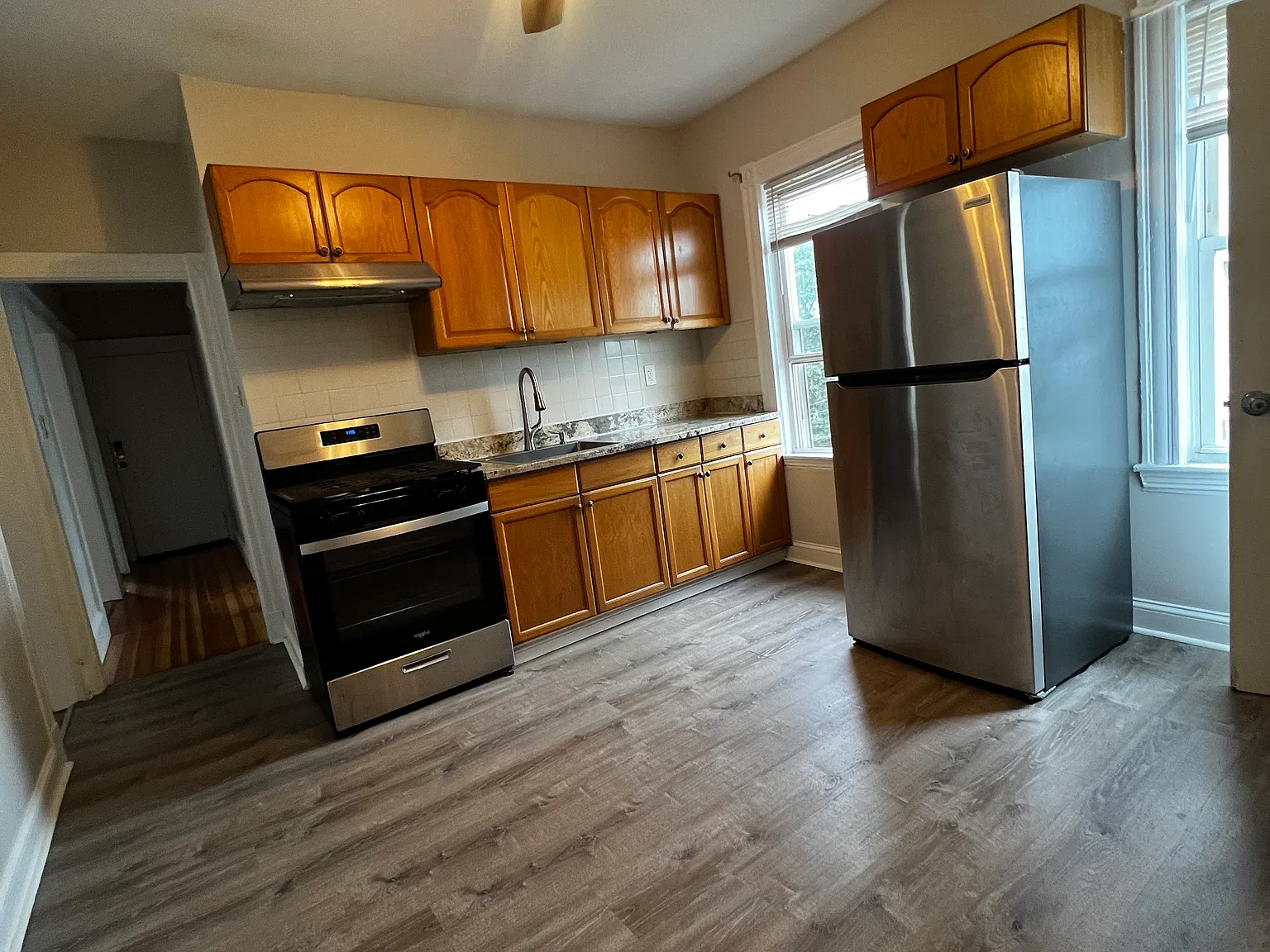 3 bed, 900 sqft, $2,395 — Photo 2