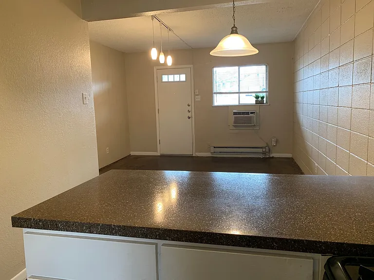Elmwood Pl. Apts. — Photo 6