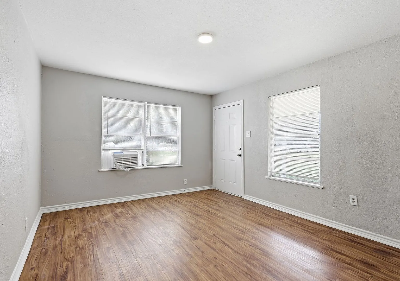 Spacious & Newly Updated! *Move in Special * Apply Today! — Photo 3
