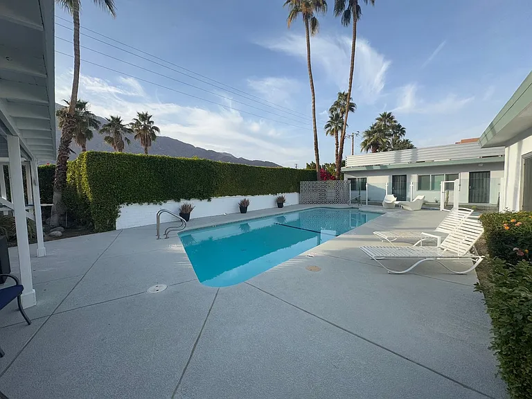 700 N Riverside Dr #4 — Photo 3