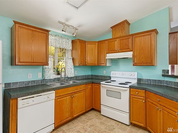 Another view of the kitchen.