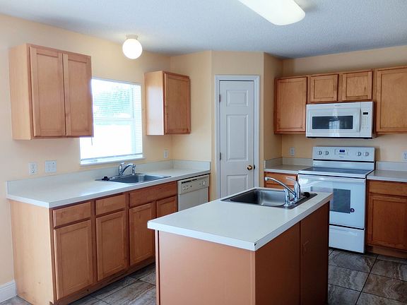 4th image of 10262 Laxton St