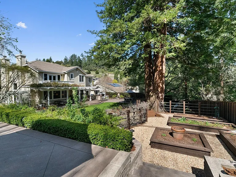 448 Silverwood Dr — Photo 8