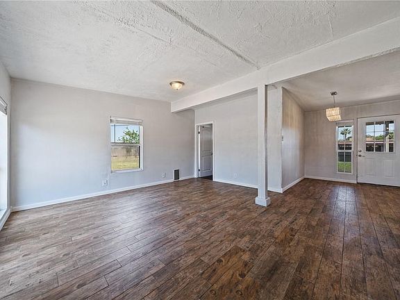 5th image of 810 Adel Dr