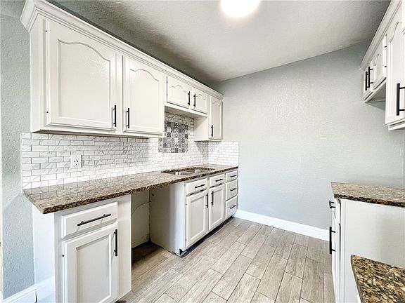 3rd image of 902 N 13th Pl