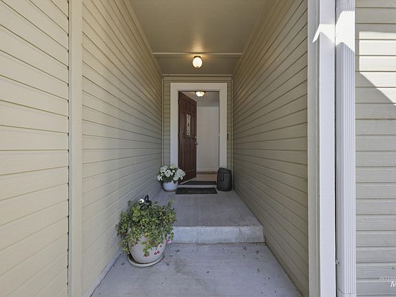 3rd image of 4956 W Shalecrest Ct