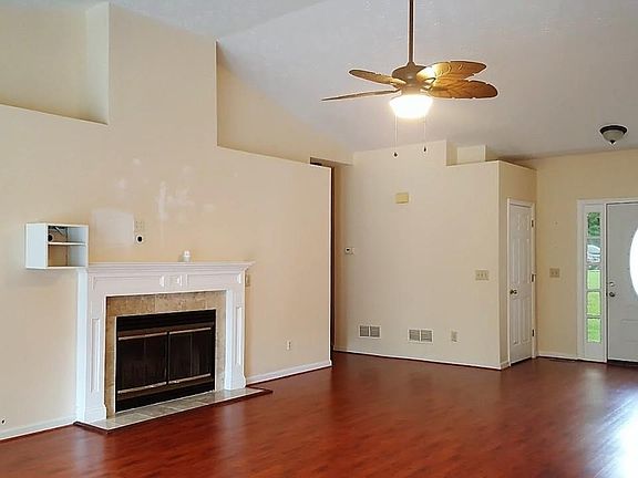 5th image of 20 Karen Camile Dr