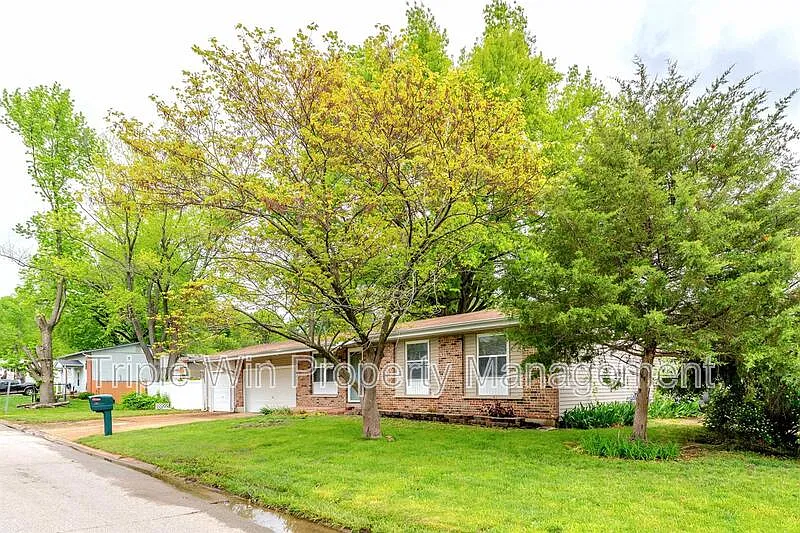 3 bed, 1.5 bath, 1128 sqft, $1,800 — Photo 2
