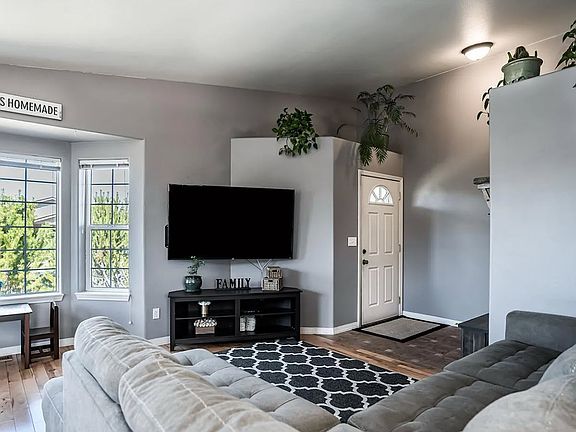 Living room (staged)