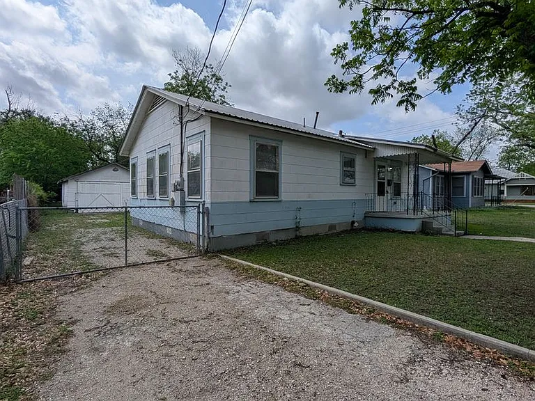 1185 W Mill St — Photo 3
