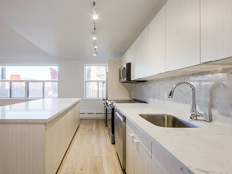 111 Cosburn Ave — Photo 4