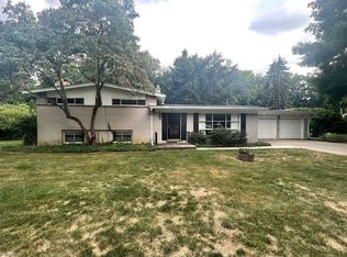 8850 Suncrest Dr, Sterling Heights, MI 48314