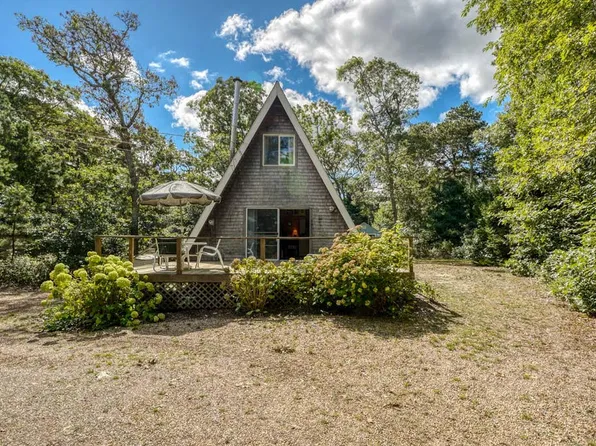 86 Washington Ave, Oak Bluffs, MA 02557