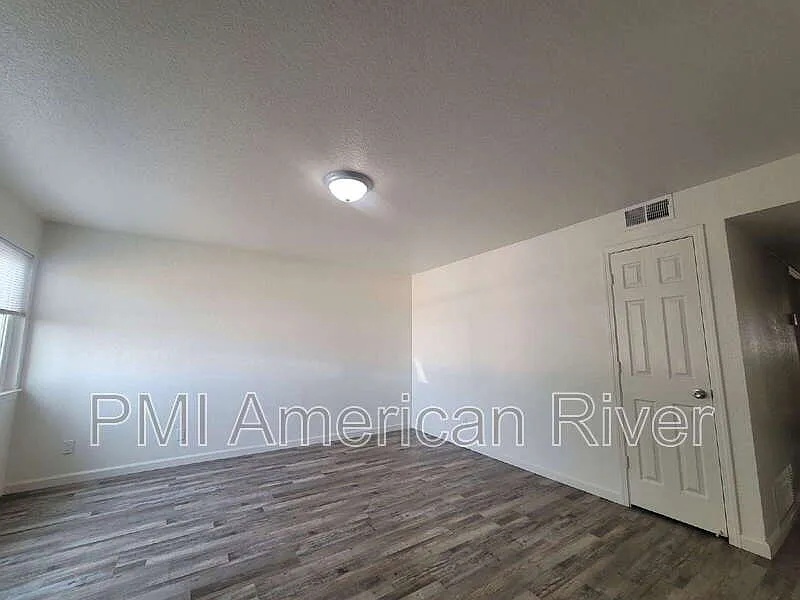 3 bed, 1.0 bath, 1040 sqft, $1,795 — Photo 4