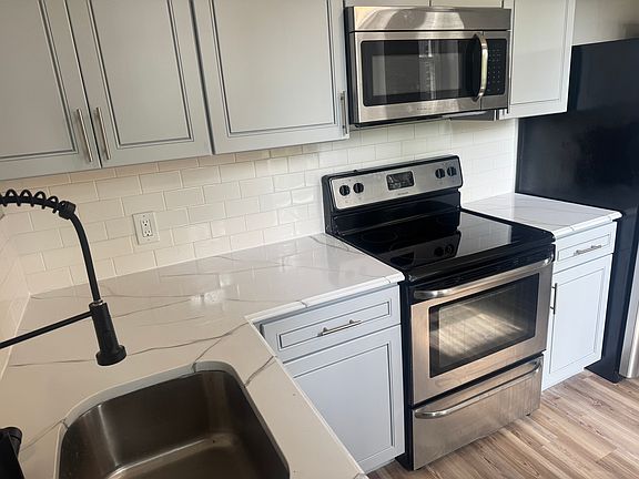 4th image of 5836 Pershing Ave #408