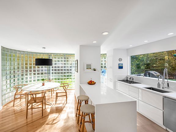 3rd image of 23 Woodege Cir