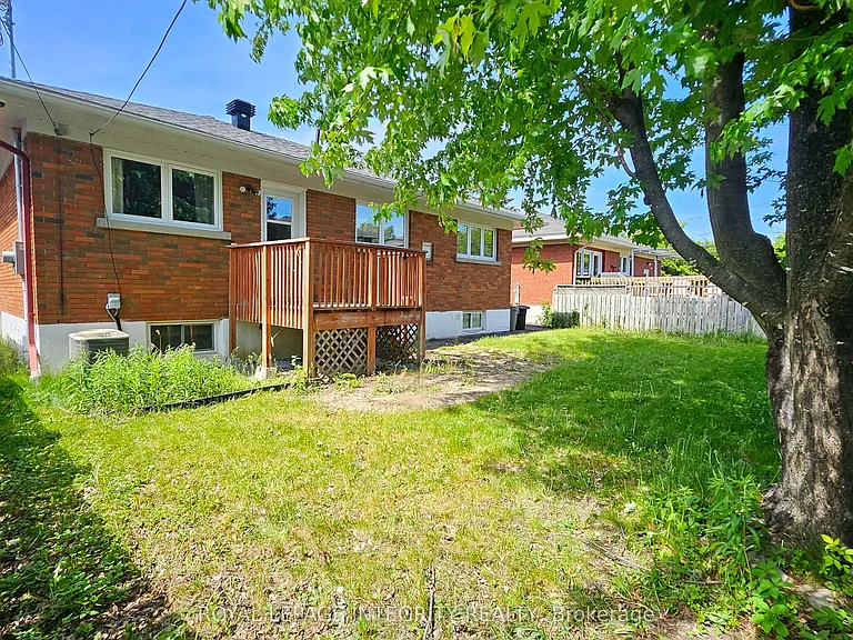 1764 Gage Cres — Photo 2