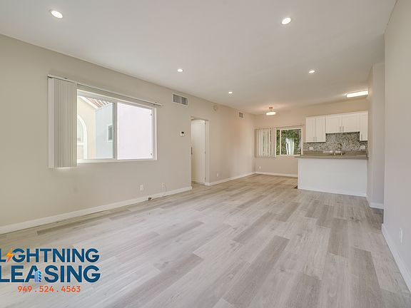 4th image of 969 2/3 Larrabee St #13D