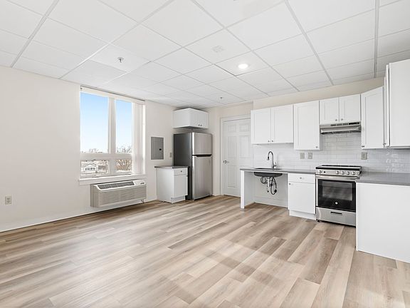5th image of 7040 Oxford Ave #201
