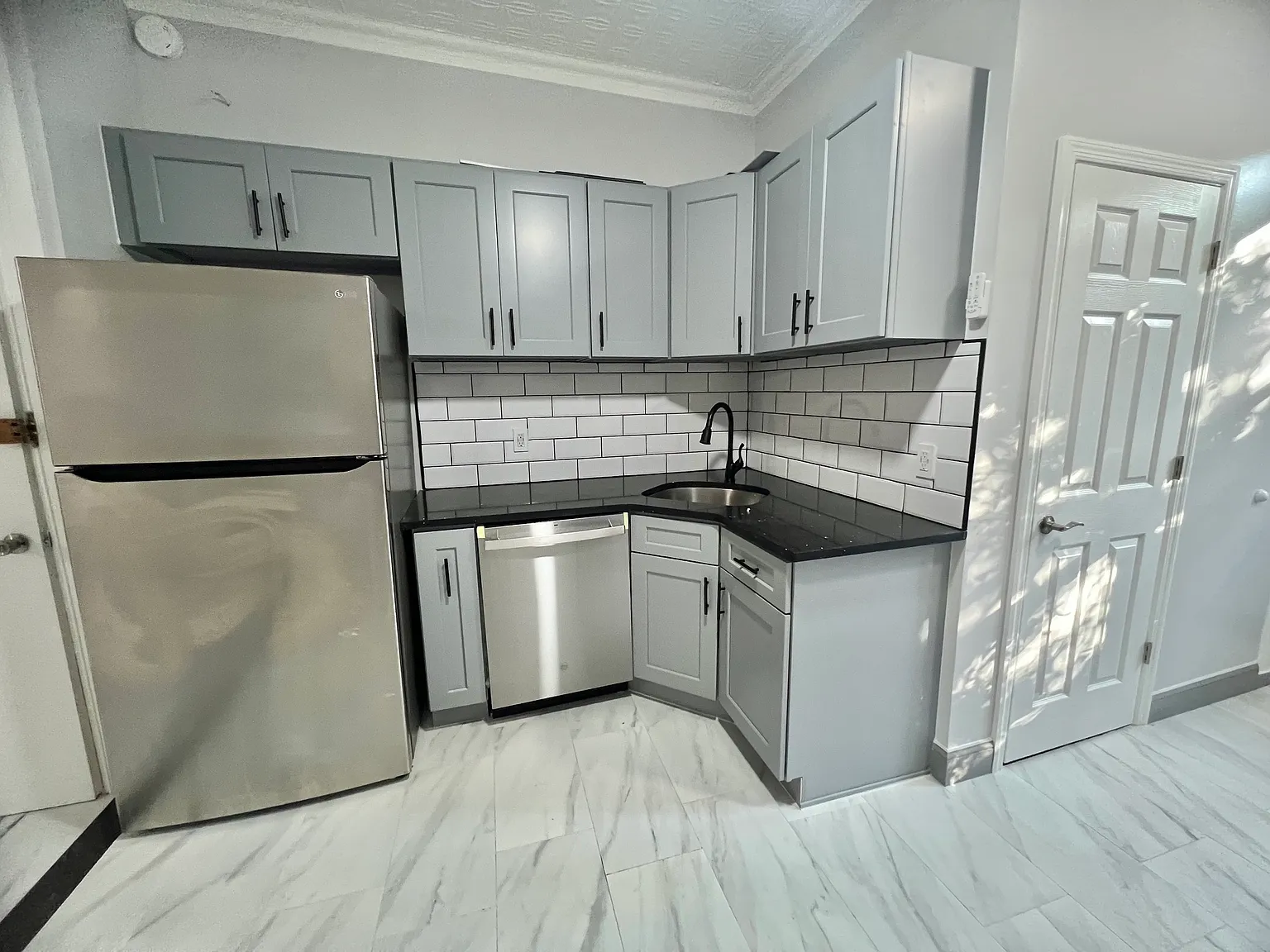 2 bed, 700 sqft, $3,000 — Photo 3