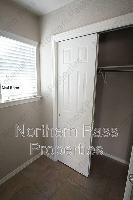 4 bed, 2.5 bath, 1802 sqft, $1,865 — Photo 3
