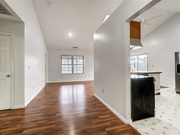 5th image of 104 Warner Dr