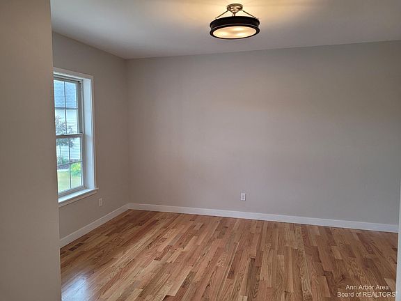 4th image of 300 Sedgewood Ln